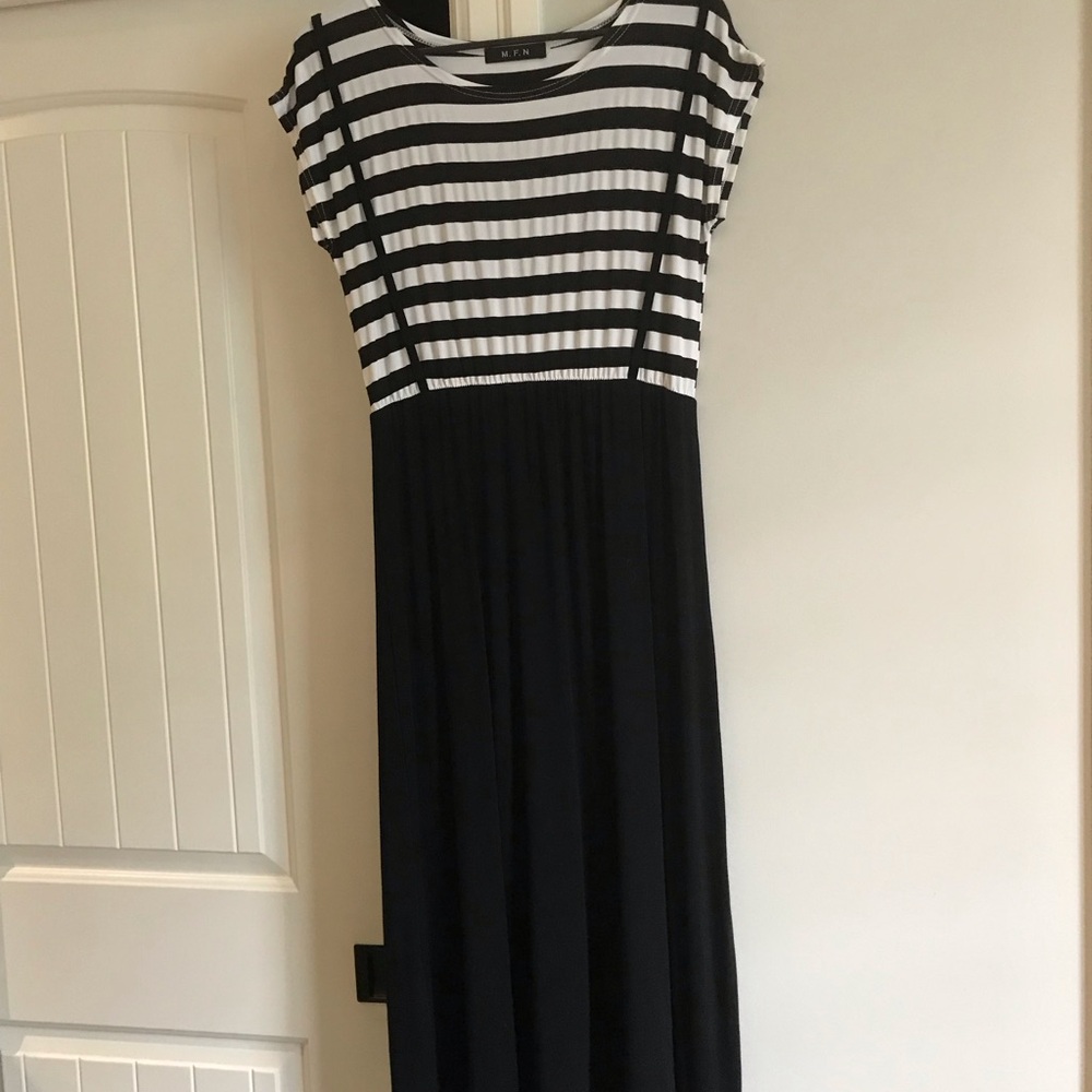 Black and White Casual Maxi Sundress with Crew Neck- Like New